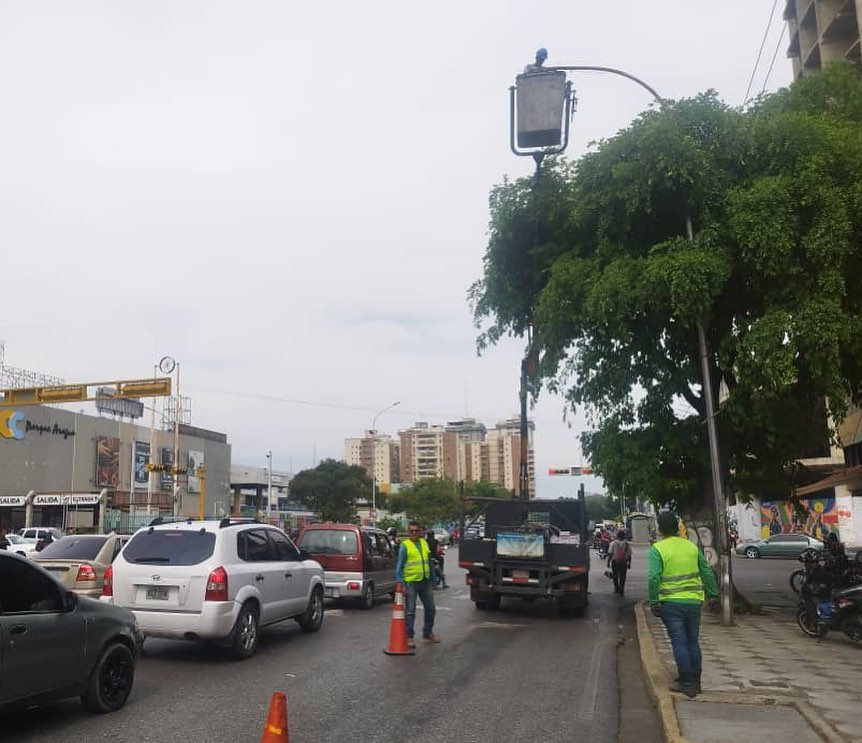 RafaelMaracay21's tweet photo. En toda Maracay avanza nuestro Plan de Alumbrado. Nuestros equipos están activos en la calle, realizando supervisión en calles y avenidas, haciendo sustitución de luminarias para consolidar un municipio 100% iluminado. ¡Seguimos Trabajando! 

@NicolasMaduro
@Soykarinacarpio https://t.co/sAxKNAoiCE
