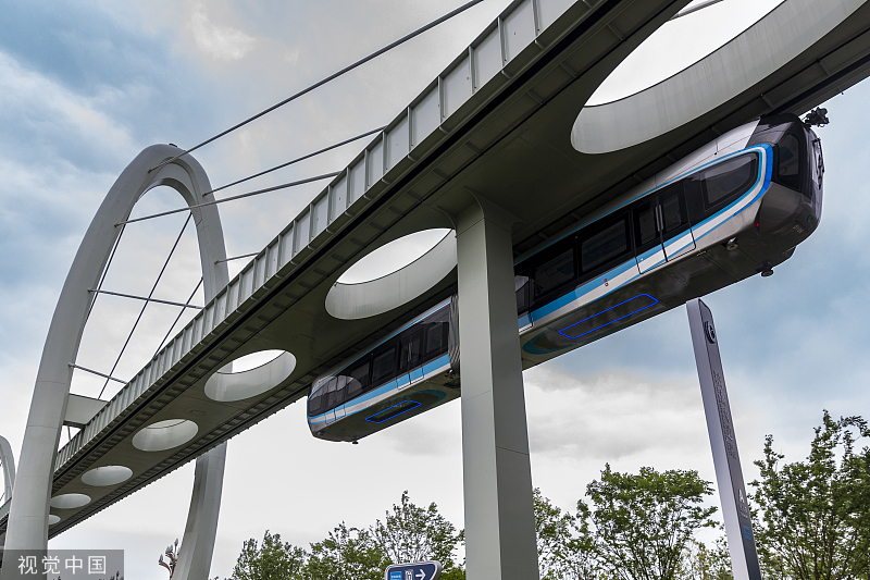 ChinaDaily's tweet photo. Wuhan has started test runs of a 10.5 km suspended monorail that connects major scenic spots across the city, another step in its efforts to build a smart city. #selfdriving https://t.co/P8xb07bzBv