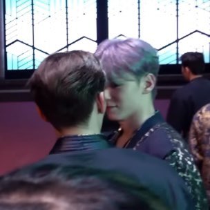 촨솔이랑                   준비 끝나자마자
걷고 싶어서       카메라? 형? 알빠임?
힐끔 눈치 보다가          산책 가자 🤍