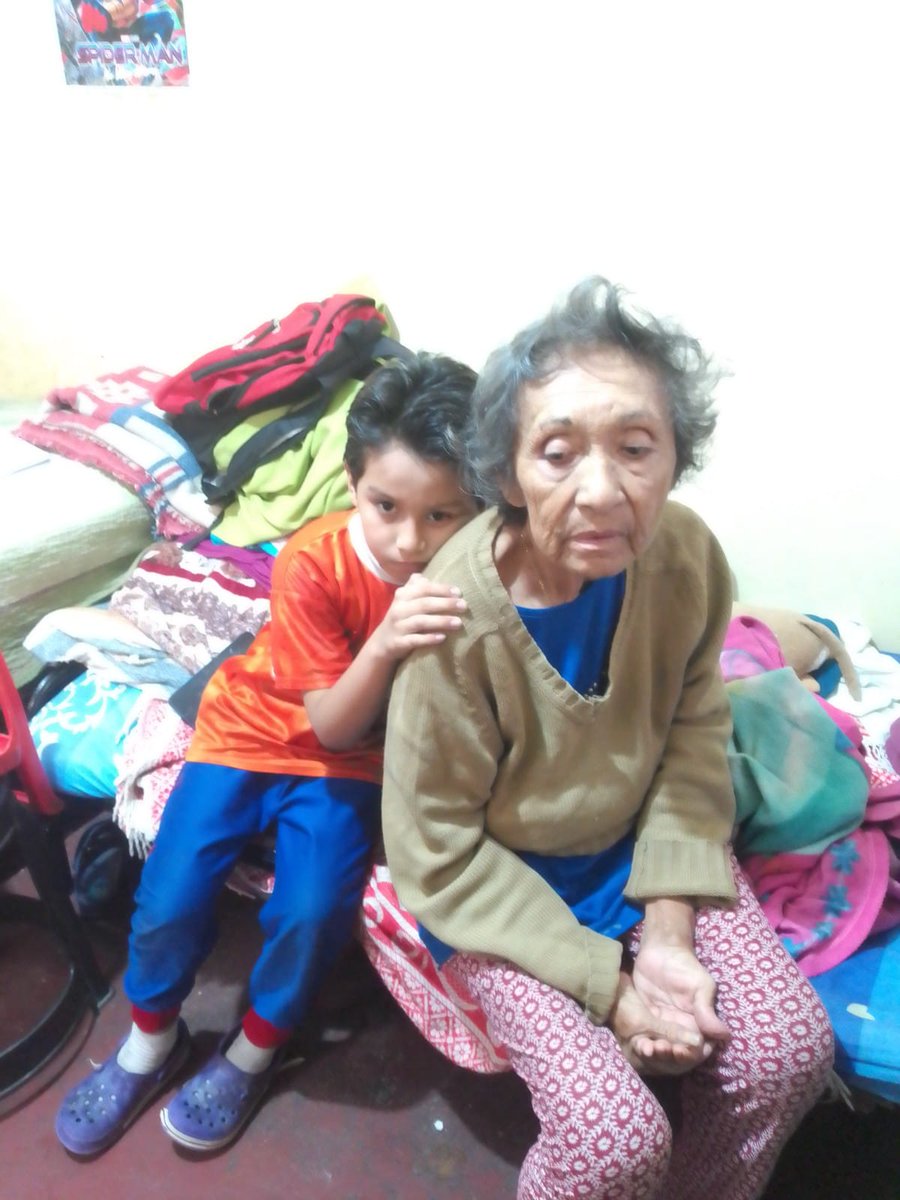 🚨 SOS 🚨
La Sra Marjorie Alarcón, del distrito de SMP, falleció ayer en el H. Loayza, no tienen recursos económicos, no hay familiares deja un niño de 6 años y a la abuelita, pronta ayuda, RT🙏
Llamar al 920656788 Sra Martha
<a href="/MimpPeru/">Ministerio de la Mujer y Poblaciones Vulnerables</a> 
<a href="/Minsa_Peru/">Ministerio de Salud</a> 
<a href="/anajarav/">Ana Jara Velásquez 🇵🇪</a> 
<a href="/Rosario_Sasieta/">Rosario Sasieta</a>