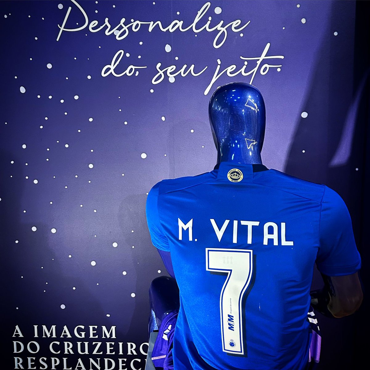 QUER UMA CAMISA DO VITAL? 👕 💙 

Na Loja do Cruzeiro você pode personalizar seu manto com nome e número dos nossos jogadores! 😉 

Nossa nova loja franqueada fica no Shopping Del Rey, você também pode acessar loja.cruzeiro.com.br