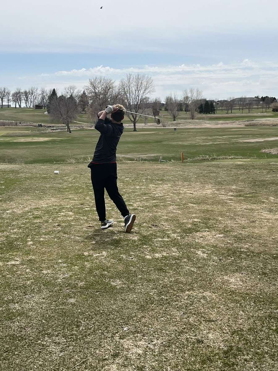 Team took 3rd via 5th score tiebreaker 
A little higher than we’d like but tmrw is a new day 👊
<a href="/Zachskarp/">zach</a> notches his second Varsity dub with a superb 71, winning medalist by 5 👍