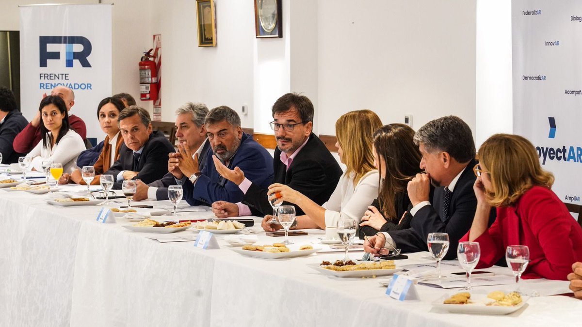 FrenteRenovador's tweet photo. EJE EN LAS MEDIDAS DE MASSA

En un nuevo encuentro de @ProyectarArg, se brindó un fuerte apoyo a la medida de #AlivioFiscal en Ganancias para los trabajadores y a la decisión de intervención y ordenamiento económico contra los especuladores financieros.

#CreoEnArgentina https://t.co/A7NQdZ9HaX