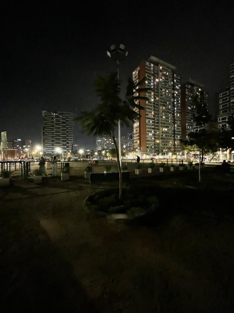 edzunig's tweet photo. Hola @MuniNunoa se solicita encender luminarias en sector del canil en en parque Bustamante frente al acceso estación Metro Irarrazabal L3, dado que el sector está bastante oscuro y podría ser foco de delincuencia. Además es  necesaria instalar bebedores para mascotas. Gracias https://t.co/pWDmGEeGtl