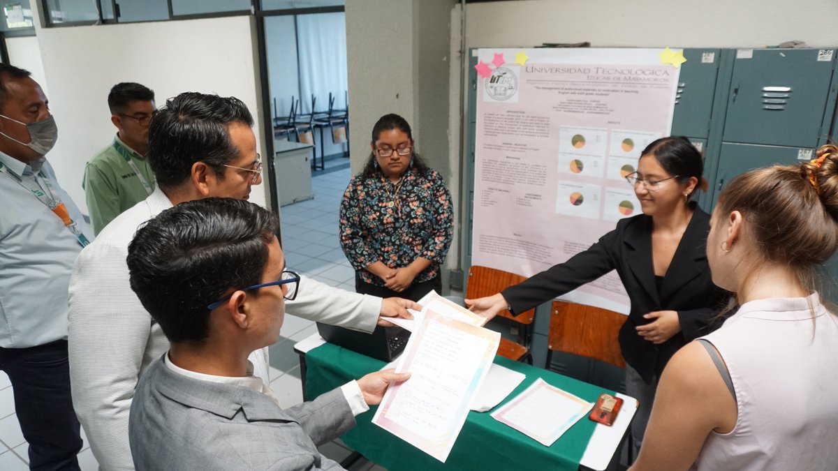 SoyUTIM's tweet photo. Estudiantes de #TSU en #LenguaInglesa realizaron la presentación de sus proyectos de #Integradora II.
El evento estuvo presidido por el rector @javisantiagomx quien felicitó a las y los alumnos del programa educativo por el esfuerzo en la realización de sus proyectos.
#UTIMde💚 https://t.co/q5njBe0r5i