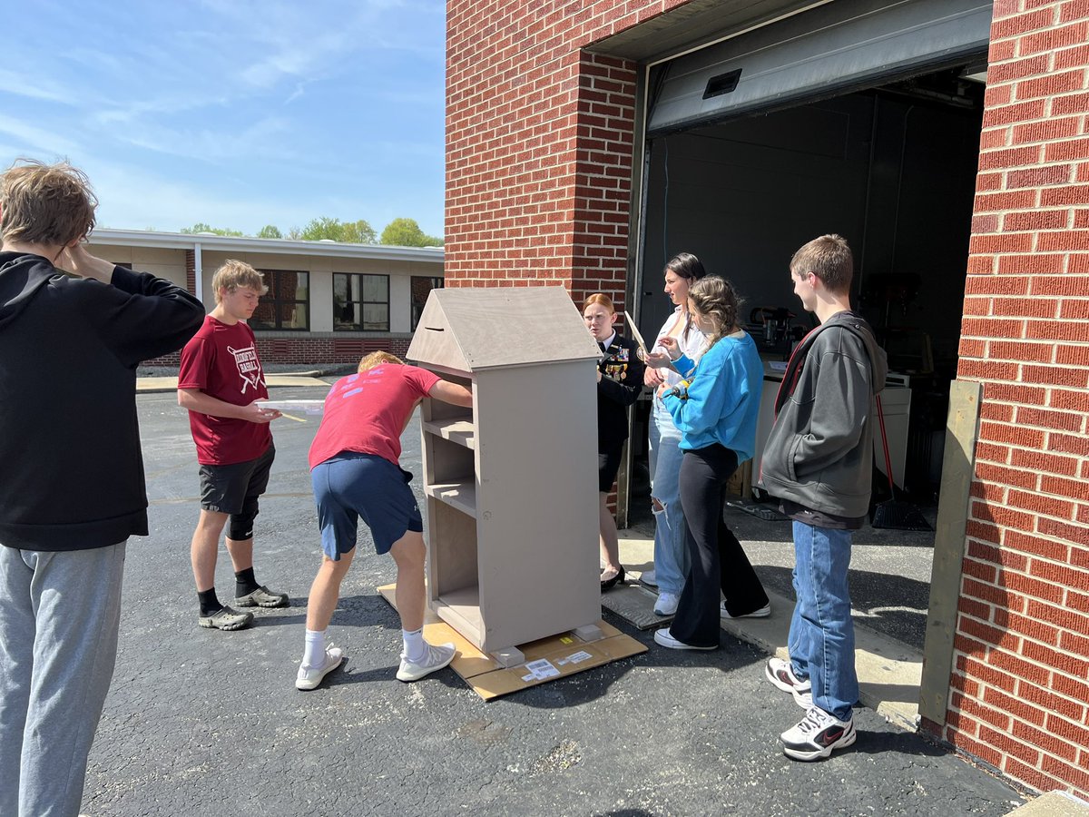 TheMakeryBSD's tweet image. They did it! My Finite students designed and built this produce stand in The Makery. Some had never even used a screw driver, so they learned a lot! I’m so proud of their perseverance and their finished product! 💪 #itsgreattobeabloomfieldcardinal ❤️