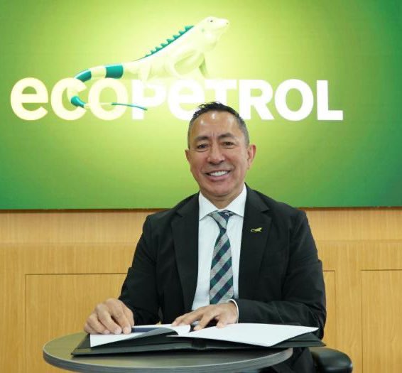 oscarjahir_'s tweet photo. Hola mi amor, cómo te fue hoy en tu primer día de trabajo en Ecopetrol?

Muy bien mi vida!

Y qué hiciste? 

Le hice perder a la empresa 15 billones de pesos!

 Ay que bien, vámonos a dormir. Mañana te va a ir mejor.  @ECOPETROL_SA https://t.co/K4pPH7nJSR