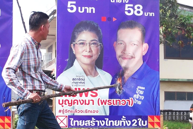 Unrulycat2511's tweet photo. ไม่ได้เงิน..!! สมพร บุญคงมา ผู้สมัคร ส.ส.ชุมพร เขต 3 พรรคไทยสร้างไทย พร้อมด้วยทีมงานได้จุดไฟเผาป้ายหาเสียงของตัวเอง ให้เงินมาแค่ 3.5 แสนไม่พอยาไส้ เอาไปทำป้าย 400 แผ่น ก็ไม่พอ ออกเงินไปเองเยอะ แต่ไม่ได้จากพรรคมาเลย ทั้งที่รับปากว่าจะดูแลค่าใช้จ่ายตามที่ กกต.กำหนด https://t.co/tpxpXoFpTi
