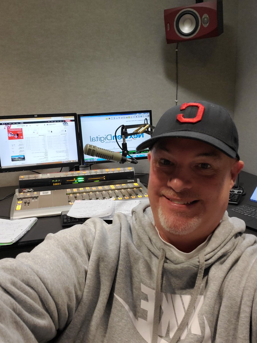 SamBourquin16's tweet photo. Gettin ready to crack the mic pretty soon on Newsradio WTAM 1100. 🎧 
Call in 216-578-1100 or text at 21095🔥🔥🔥   I'll be with until midnight! #iHeartRadio #WTAM https://t.co/hHuXFo4INW