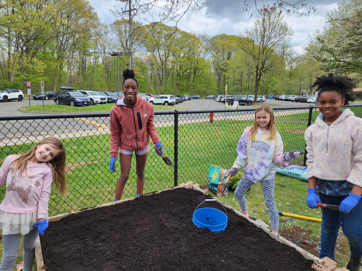 Today we had a GREAT afternoon beautifying our 5 garden beds and planting sunflowers, edible flowers, a sensory garden with basil, mint, thyme, and a vegetable garden containing sugar snap peas, tomatoes and carrots. Thank you to parents &amp; community programs for your help!