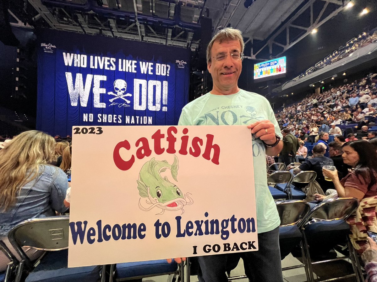 AngieShannon's tweet photo. Hey @kennychesney we brought Catfish a sign! Can’t wait to see your show in a few!!! https://t.co/DqYnl9PezO