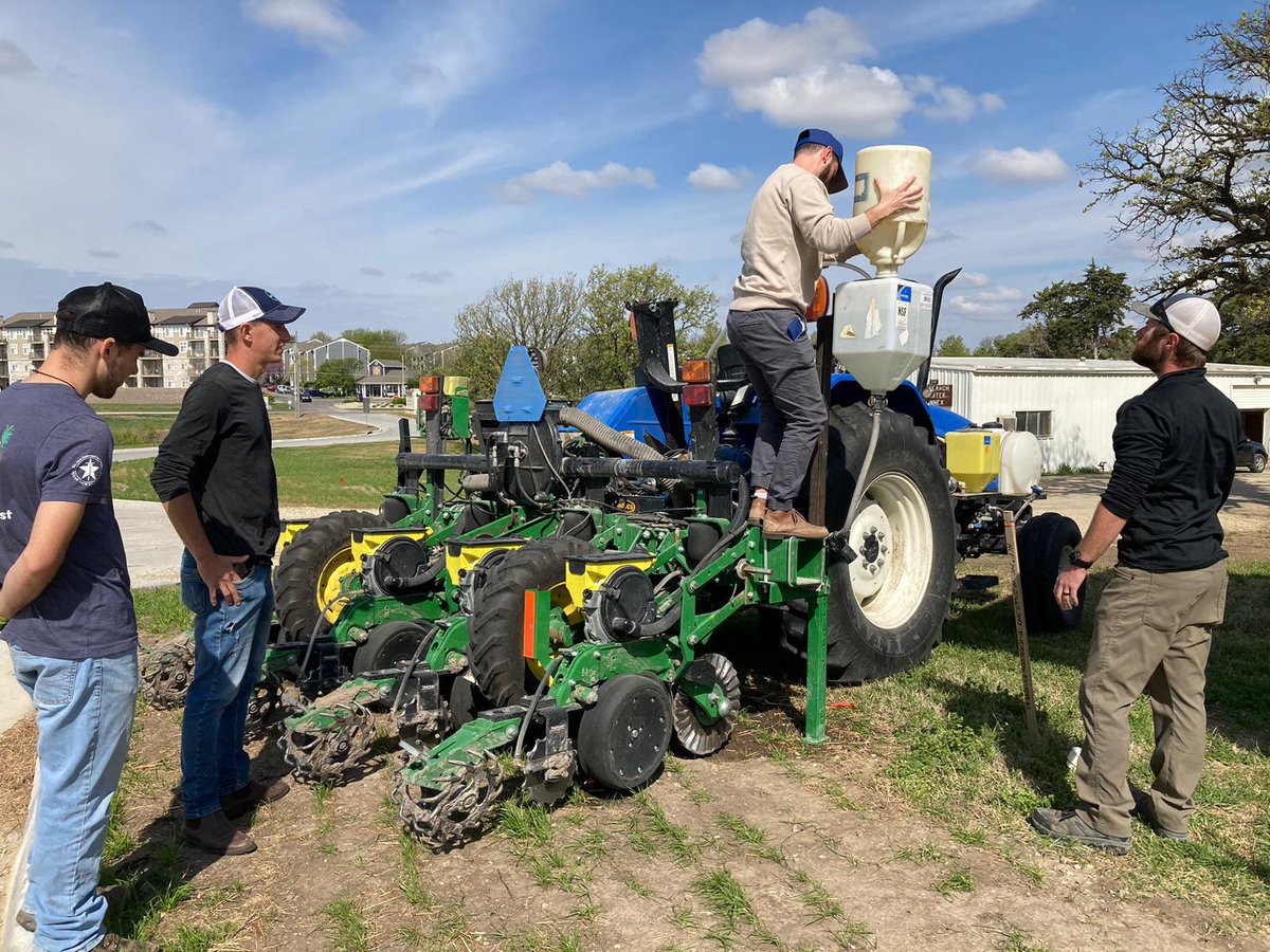 WSquizani's tweet image. Kicking off this year on @pivotbio corn plots at @KStateAgron. Looking forward to see how it goes. Thank you to all these guys for the support! @smicrobial_ksu 
@IWanithunga