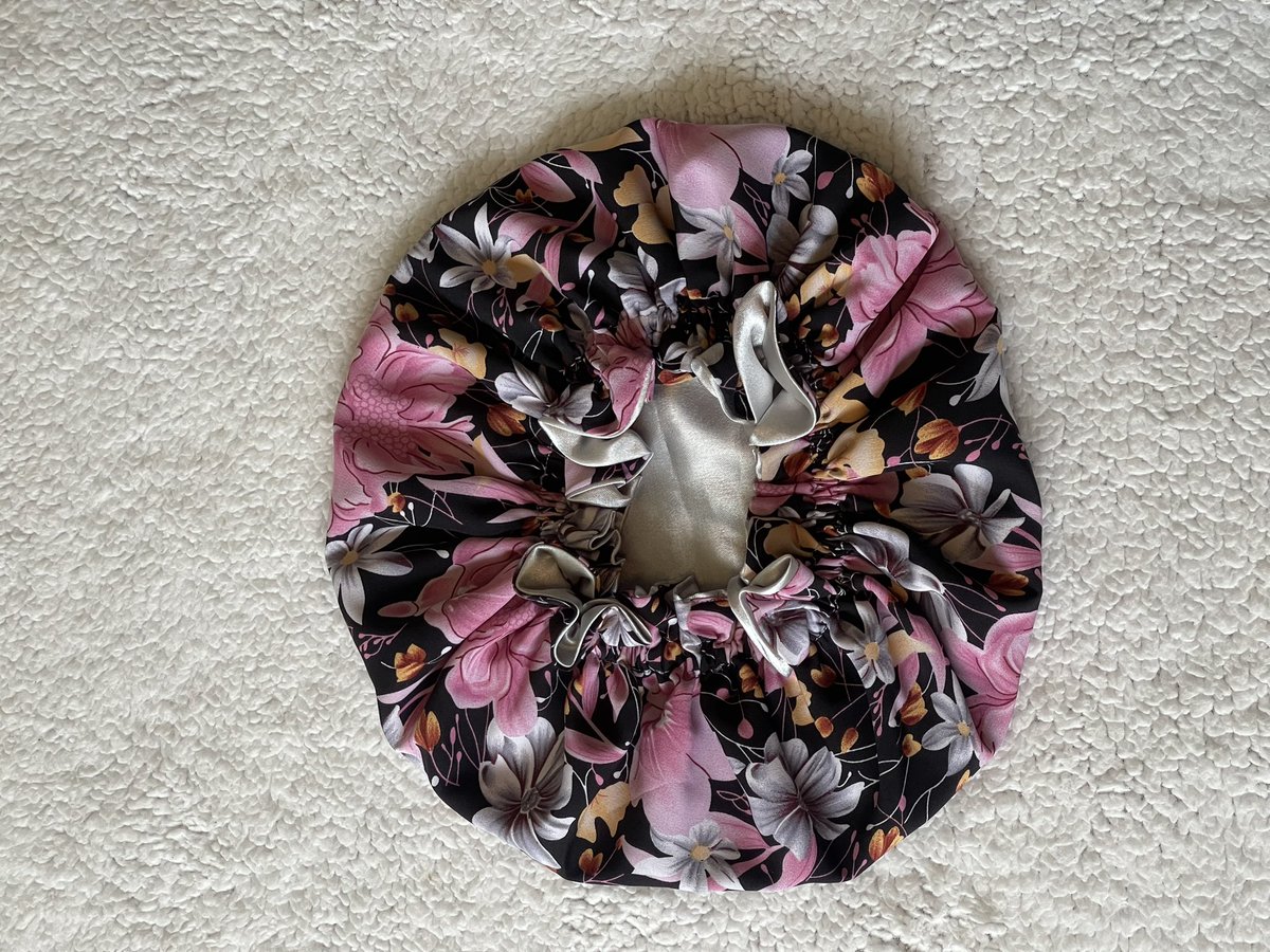 JaeBonnets's tweet photo. ✨ORDER NOW✨Floral Ruffle Satin Bonnets Available $10💕 DM To Order 💌
Size: LARGE 
Adjustable/ Reversible https://t.co/mStxyKX5rG