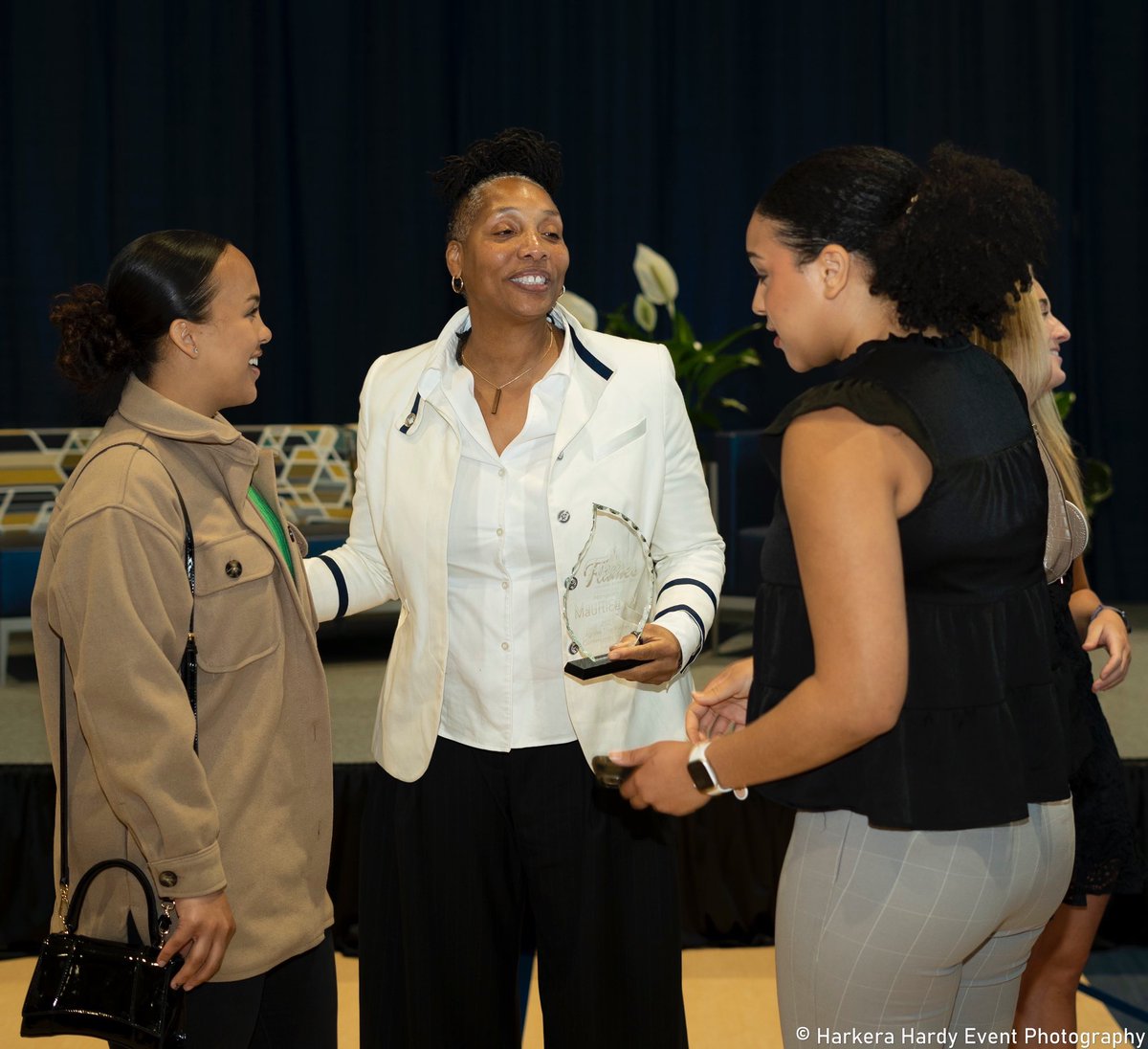thinmanx11's tweet photo. I would like to thank @Kimthomas322 and 
@EPIC_4_Girls  for the invitation to  be a part of this great event. RETRO HOOPS was honored to attend and support Maurtice Ivy.
@taeha_lynae  @AminahHallMedia  representing well!
@BellevueWBB 
@BUBruins 

#retrohoopsfam 
#🏀💛💙 https://t.co/tOYuJK3Aus