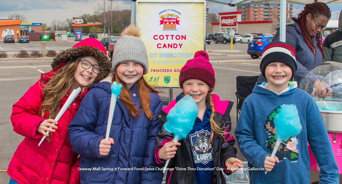 A_Gallaccio's tweet image. .@SeawayMall's #springitforward #fooddrive #challenge #drivethru #donation #day #supporting #openarmsmission @OpenArmsMission #thehopecentre @TheHopeCentre #holytrinitychurch #welland #foodbanks
More photos: facebook.com/permalink.php?… 
More info: seawaymall.com/event/spring-i…