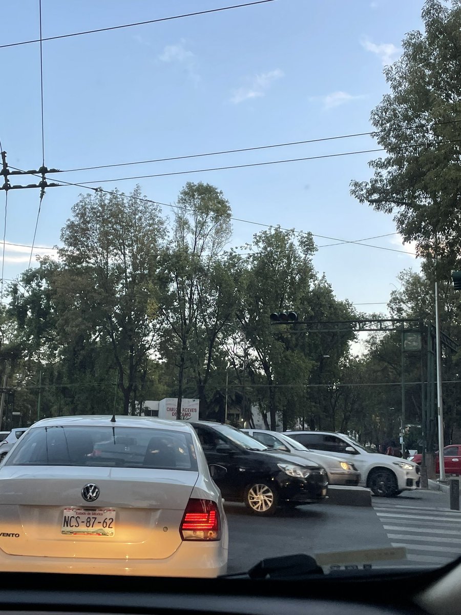 Ayuda <a href="/Ssp_transitodf/">Tránsito df</a> hay semáforos descompuestos en #Azcapotzalco en el cruce de Av. Aquiles Serdán y Puente de Guerra. Desde hoy en la mañana y aún sigue igual.