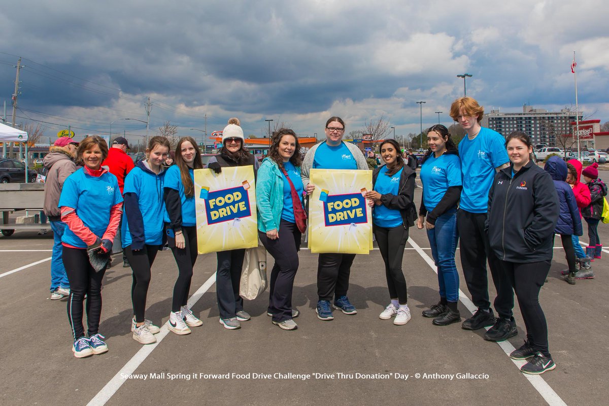 A_Gallaccio's tweet image. .@SeawayMall's #springitforward #fooddrive #challenge #drivethru #donation #day #supporting #openarmsmission @OpenArmsMission #thehopecentre @TheHopeCentre #holytrinitychurch #welland #foodbanks
More photos: facebook.com/permalink.php?… 
More info: seawaymall.com/event/spring-i…