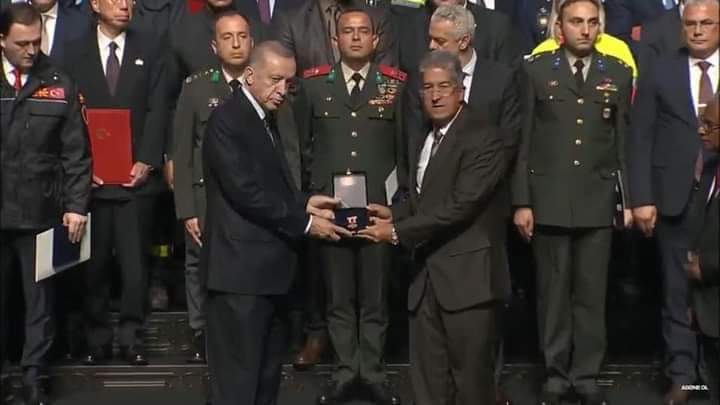 Enorgullece la entrega de la Medalla Presidencial y Orden de Servicio Humanitario Distinguido a la Brigada Henry Reeve que asistió al pueblo de #Türkiye afectado por  terremotos. 
Se reconoce el humanismo y la solidaridad de los salubristas cubanos. 
#CubaPorLaVida 🇨🇺