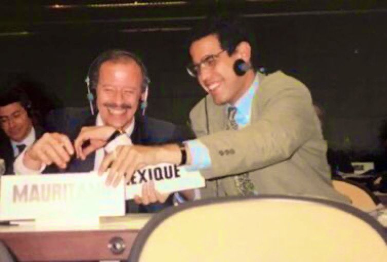 JulianVenturaV's tweet photo. Representar a México ante la ONU es un gran privilegio. 

Hoy se celebra el #DíaInternacionalDelDelegado, coincidiendo con el 75 aniversario de la Conferencia de San Francisco.

📸 de 1992, con el embajador @ClaudeHellerR. 

        #DelegatesDay https://t.co/ElbeGmOE5k