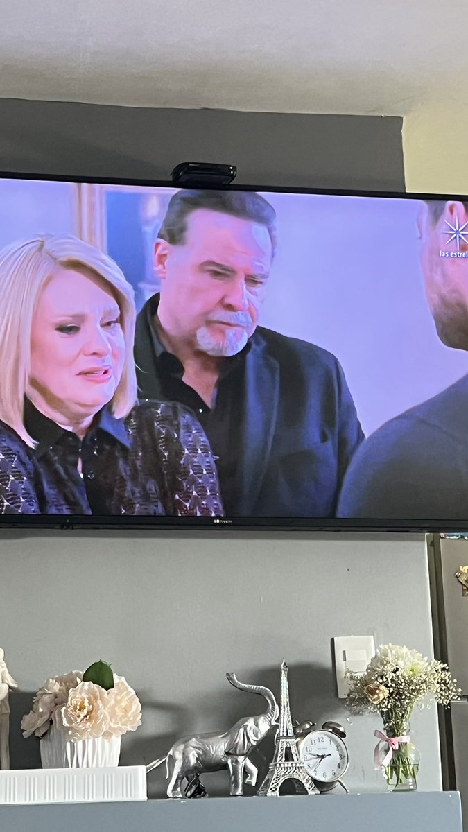 <a href="/OsvaldoDeLeOnOf/">Osvaldo De León</a>  Un excelente actor que bien pudiera ser protagonista de las novelas en horario estelar; lástima que tienen monopolizado con sus mismos malos “actores” de siempre!