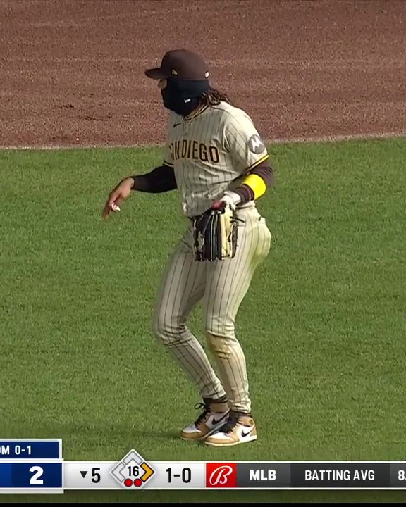 [分享] Tatis Jr. 在守備時小秀一段舞蹈