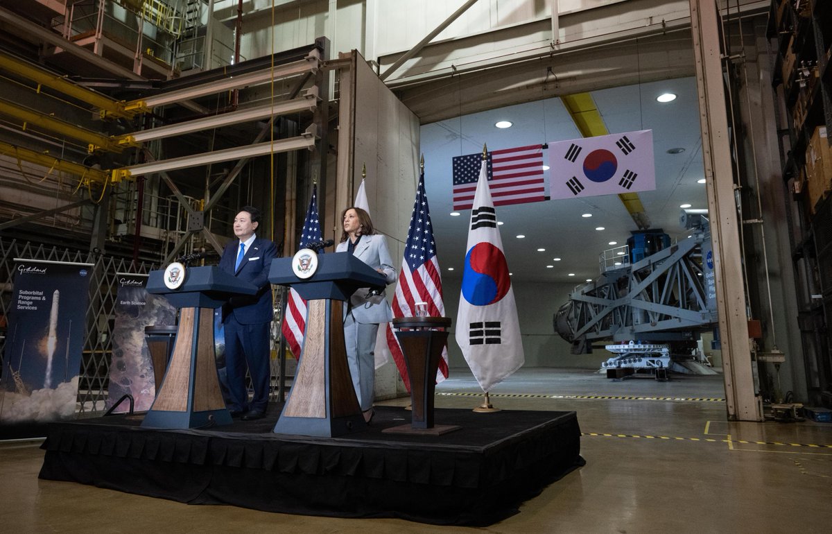 VP46Archive's tweet photo. When I visited President Yoon last year in Seoul, we spoke about the critical importance of space. 

I was honored to bring him to @NASAGoddard as we strengthen the U.S.-South Korea space partnership, from exploration, to climate solutions, to rules and norms. https://t.co/azbMIN5jTO