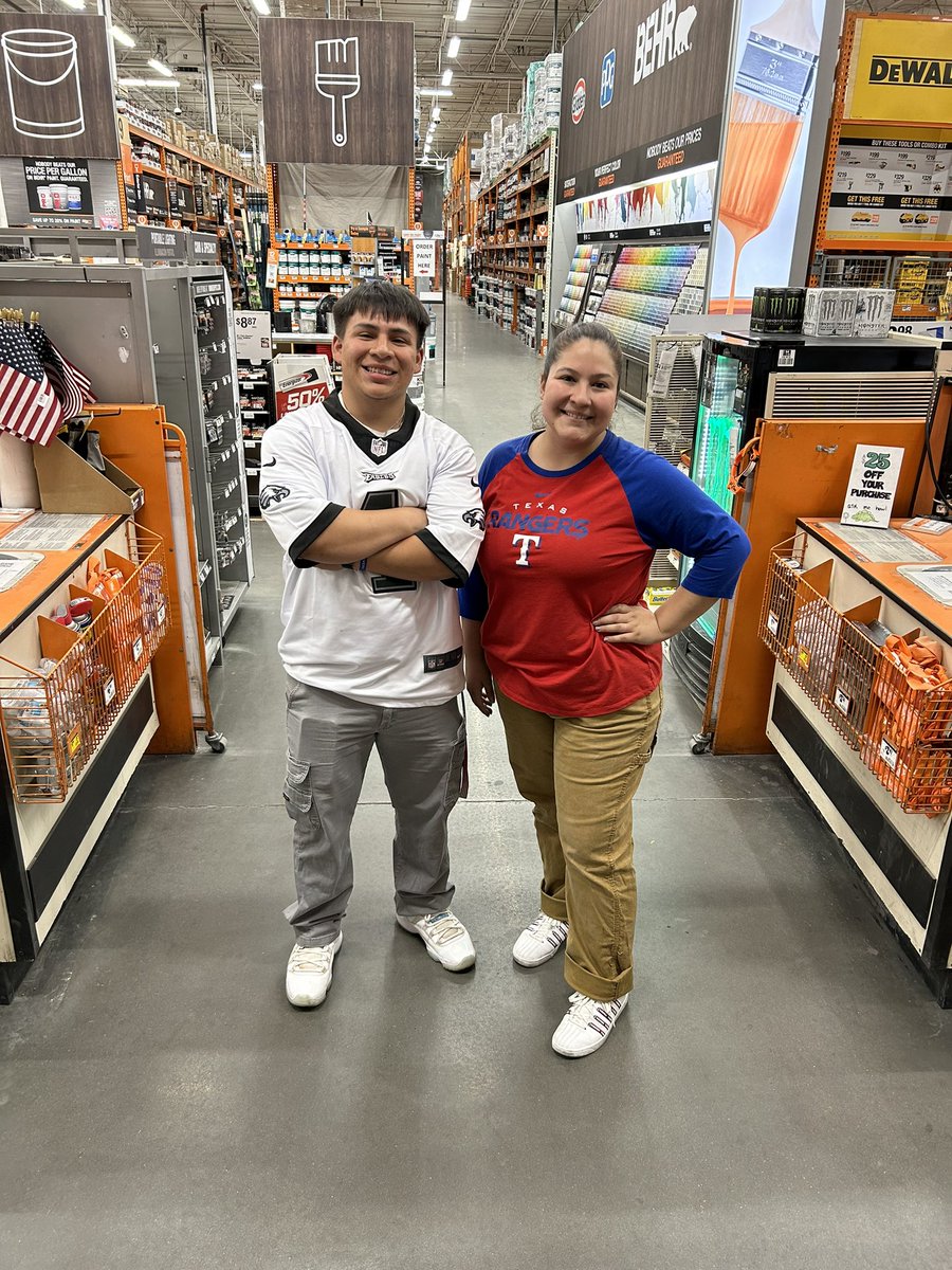 FridaOrnelas13's tweet photo. Monday Sports Shirt day🏈⚾️
#FrontEndRecognition @davidwilsonlbk @TaylorGillette @Roxanneprovenc1 @MariaTGatica1 @cya79f https://t.co/52rFsTSbp0