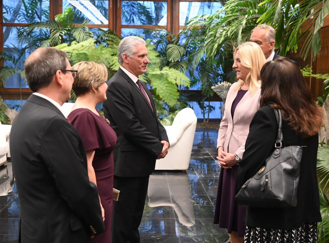 DiazCanelB's tweet photo. Sostuve conversaciones oficiales con Željka Cvijanović, presidenta de Bosnia y Herzegovina. Expresamos la disposición de fortalecer las relaciones bilaterales. Coincidimos en que existen potencialidades para el desarrollo de los nexos económicos, comerciales y de cooperación. https://t.co/9jVor8JK7N