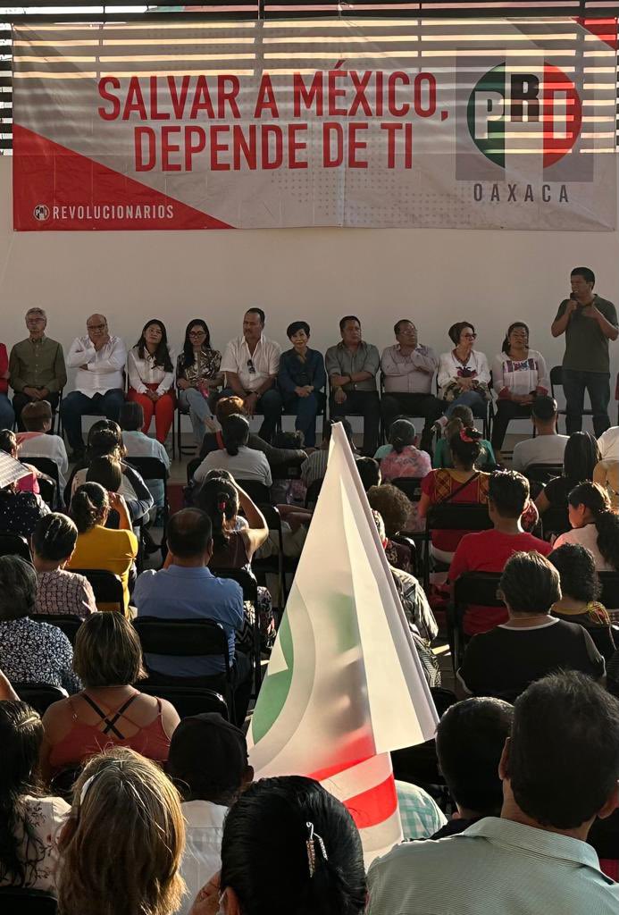 marco_cuevas_'s tweet photo. Encabezados por el presidente del @PRIOaxaca_ @JavierVillacana llevamos acabo la reunión de trabajo del distrito XIII con sede en Oaxaca de Juárez. https://t.co/NUvw8xHOwe