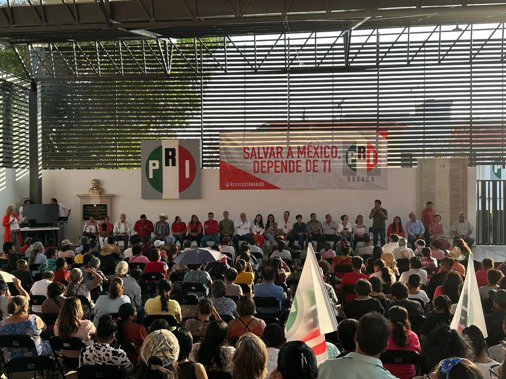 marco_cuevas_'s tweet photo. Encabezados por el presidente del @PRIOaxaca_ @JavierVillacana llevamos acabo la reunión de trabajo del distrito XIII con sede en Oaxaca de Juárez. https://t.co/NUvw8xHOwe