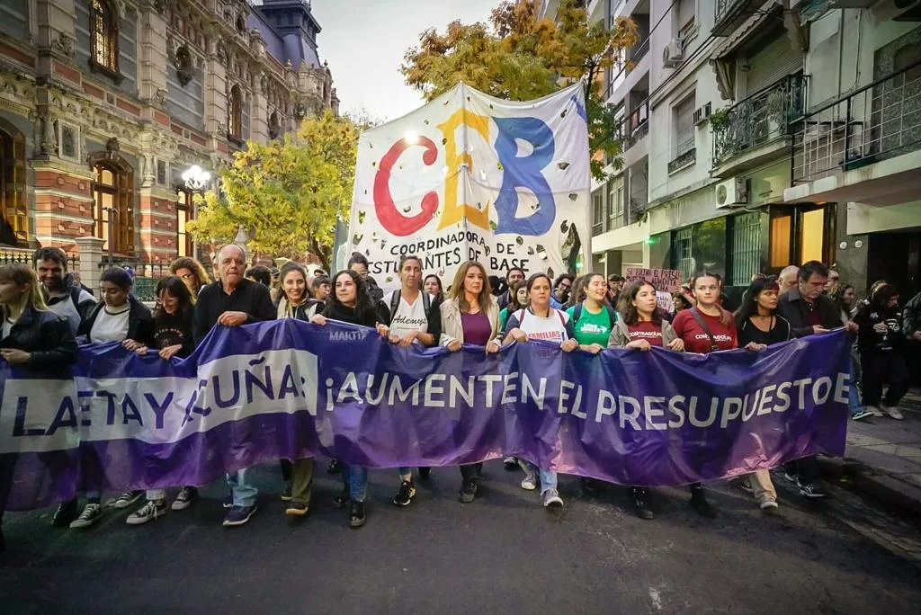 angegraciano's tweet photo. Larreta y Acuña: AUMENTEN EL PRESUPUESTO EDUCATIVO.

A 15 años de macrismo, desde la ciudad más rica del país, la comunidad educativa se sigue movilizando en unidad para luchar en contra de la baja sistemática del presupuesto educativo. https://t.co/UZKNvhdHmJ