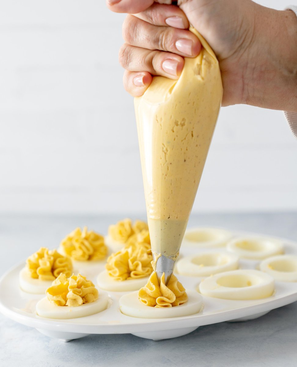 HealthNkitchen's tweet image. This Keto Deviled Eggs recipe is a healthy snack you can prepare ahead of time in just a few minutes, but the taste is sure to impress. 

healthstartsinthekitchen.com/flavor-bomb-de…