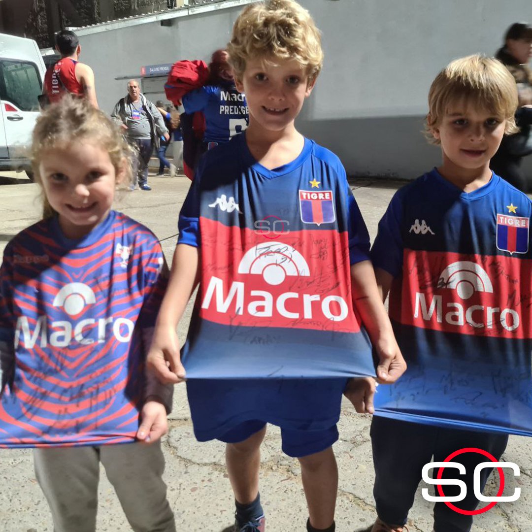 LA NOCHE MÁS FELIZ: estos pequeños fanáticos de Tigre vieron el triunfo ante Huracán y se llevan sus camisetas firmadas por el plantel.