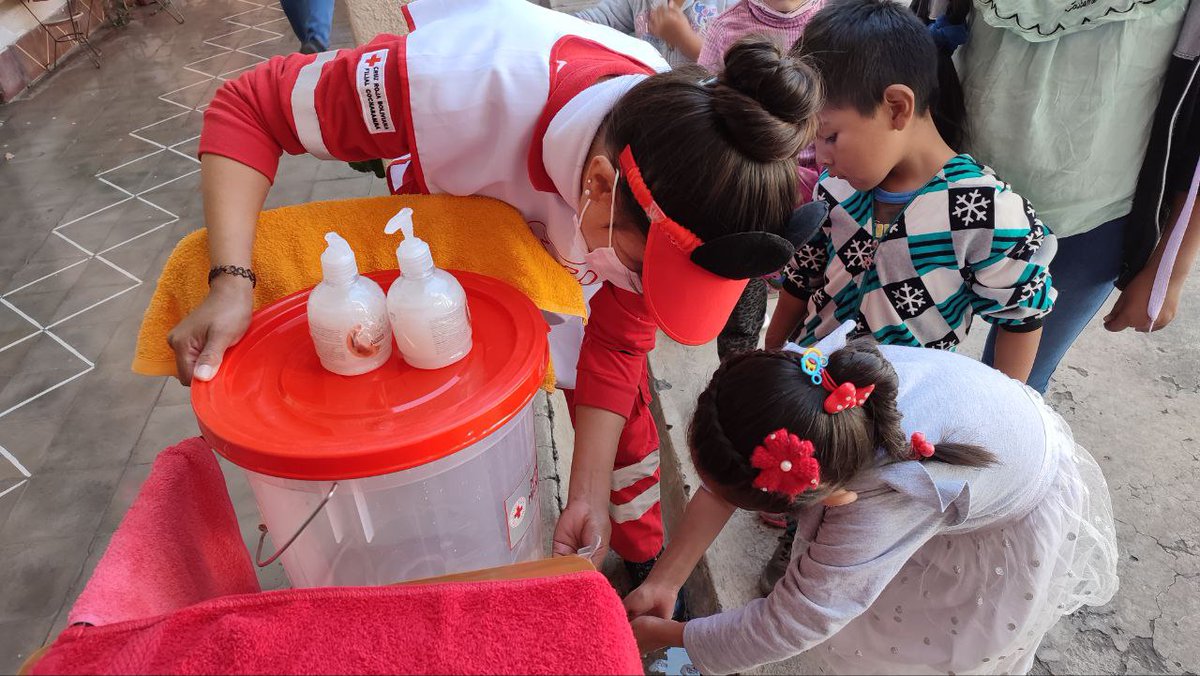 CruzRojaCbba's tweet photo. Nuestros voluntarios ⛑, visitaron el centro "Sant'Edigio", y les enseñaron a los niños sobre la importancia del lavado de manos 🧼 🤲🏼, medidas de bioseguridad y alimentación saludable 🍇.

#CruzRojaBolivianaFilialCochabamba https://t.co/MjEnfPqt9Z