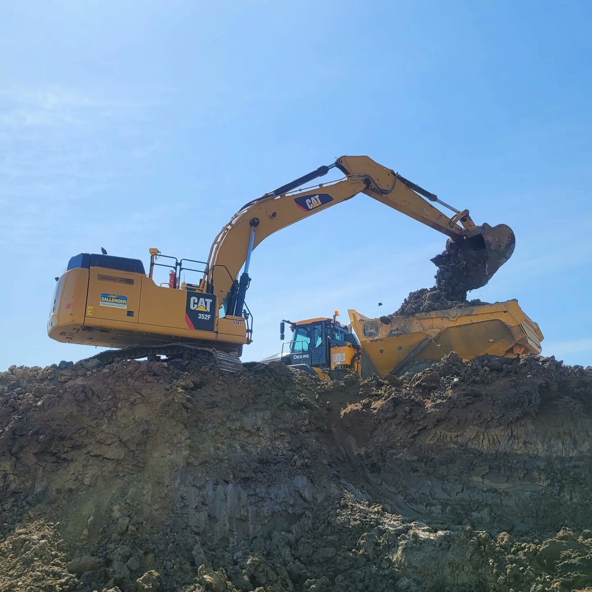billsallenger's tweet photo. Hoggin some dirt at one of our Overburden Removal Projects #caterpillar #johndeere #trimbleearthworks #movingtheearth https://t.co/WlDmQZCGrF