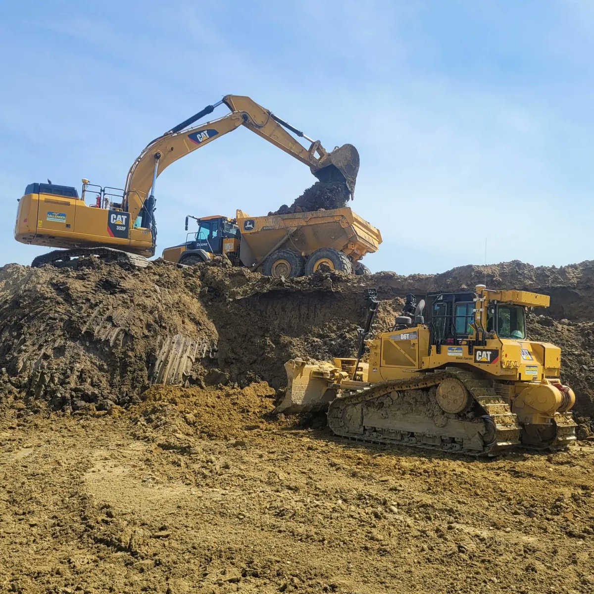 billsallenger's tweet photo. Hoggin some dirt at one of our Overburden Removal Projects #caterpillar #johndeere #trimbleearthworks #movingtheearth https://t.co/WlDmQZCGrF