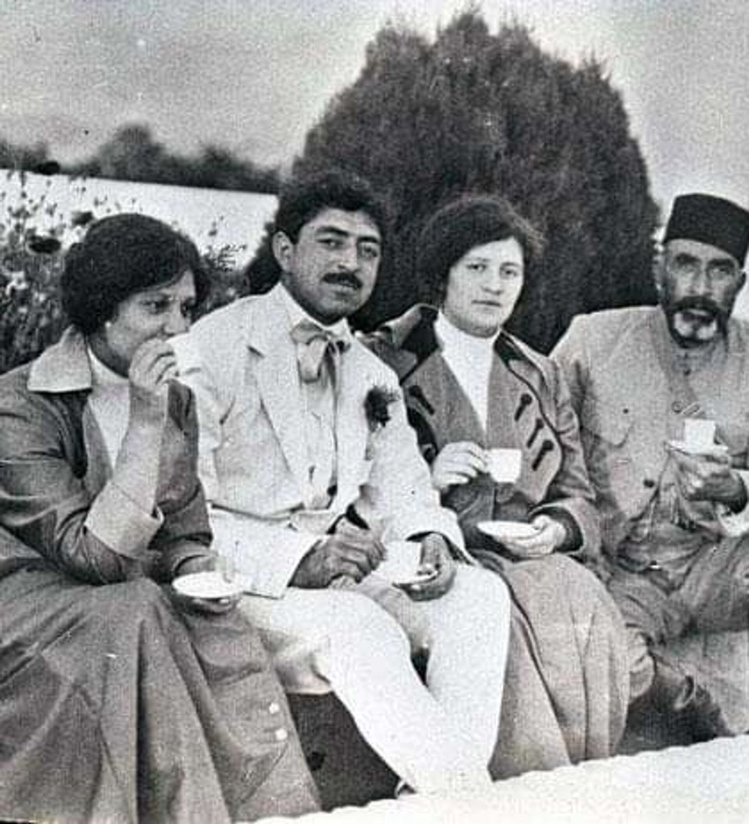 ibrahimii's tweet photo. بیست و پنجم اپریل، شصت و سومین سالروز درگذشت شاه امان‌الله، پادشاه ترقی‌خواه کشور ما است. یاد و نام او ارجمند و گرامی باد! https://t.co/1clFYiWoPy