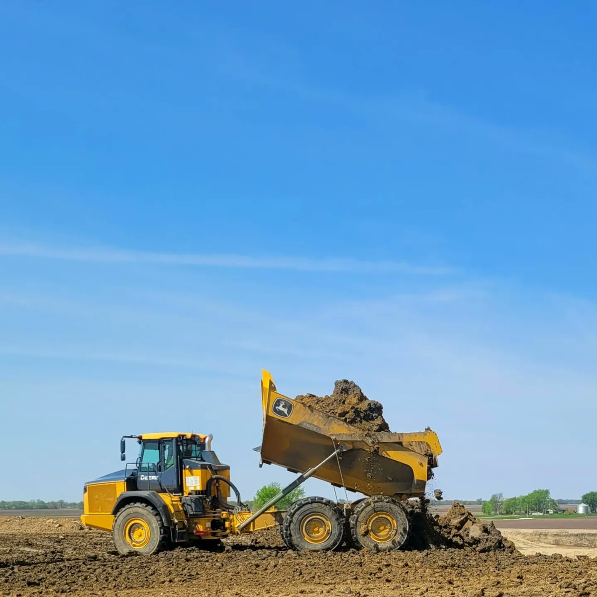 billsallenger's tweet photo. Hoggin some dirt at one of our Overburden Removal Projects #caterpillar #johndeere #trimbleearthworks #movingtheearth https://t.co/WlDmQZCGrF