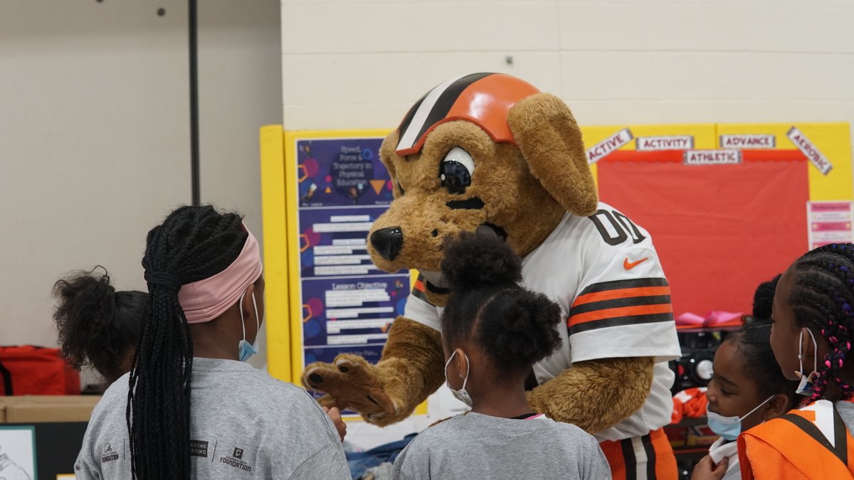 EastCleSchools's tweet image. A huge thank you to the Cleveland Browns staff and volunteers for coming to Mayfair Elementary today! Today&apos;s activities were a part of the Browns &quot;Stay In the Game&quot; initiative and celebrated the stellar attendance of our students! Take a look! 

#FlyWithUs
#StayInTheGame