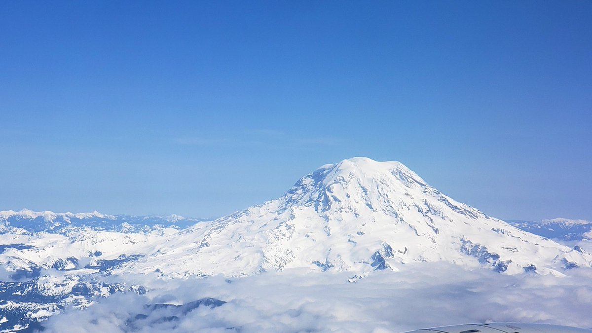 An amazing view of #MtRainier leaving Washington state on @AlaskaAir #iflyalaska