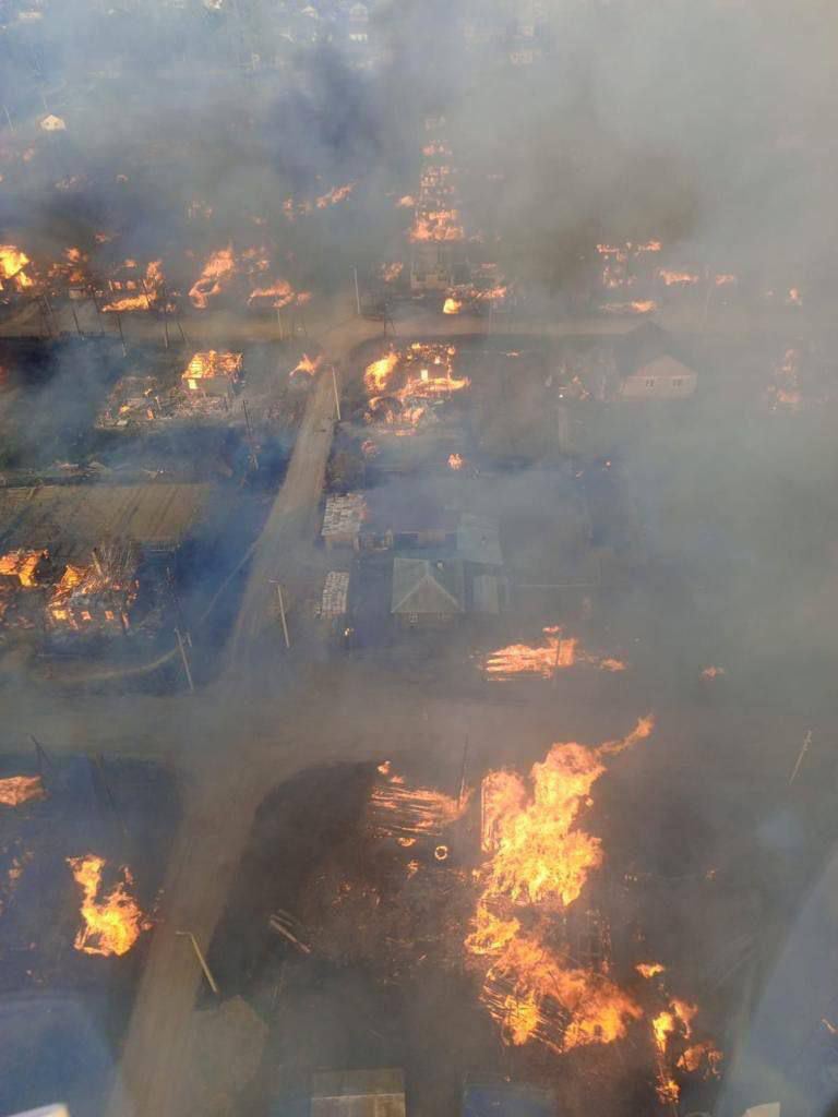 kardinal691's tweet photo. #Sosva, #Sverdlovsk region, #Russia
A large-scale fire has broken out in a #Russian village in the #Urals, burning down more than 90 houses, shops, a school, a hospital and a correctional facility. Firefighters are unable to extinguish the fire. https://t.co/ONckuPJbD4