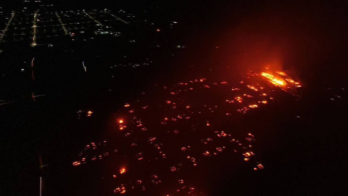 kardinal691's tweet photo. #Sosva, #Sverdlovsk region, #Russia
A large-scale fire has broken out in a #Russian village in the #Urals, burning down more than 90 houses, shops, a school, a hospital and a correctional facility. Firefighters are unable to extinguish the fire. https://t.co/ONckuPJbD4