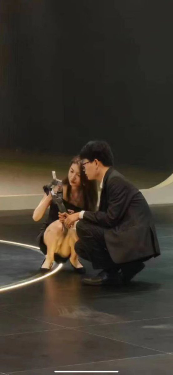 vv1001's tweet photo. 宾利女销售 https://t.co/yAEwIrMmA3