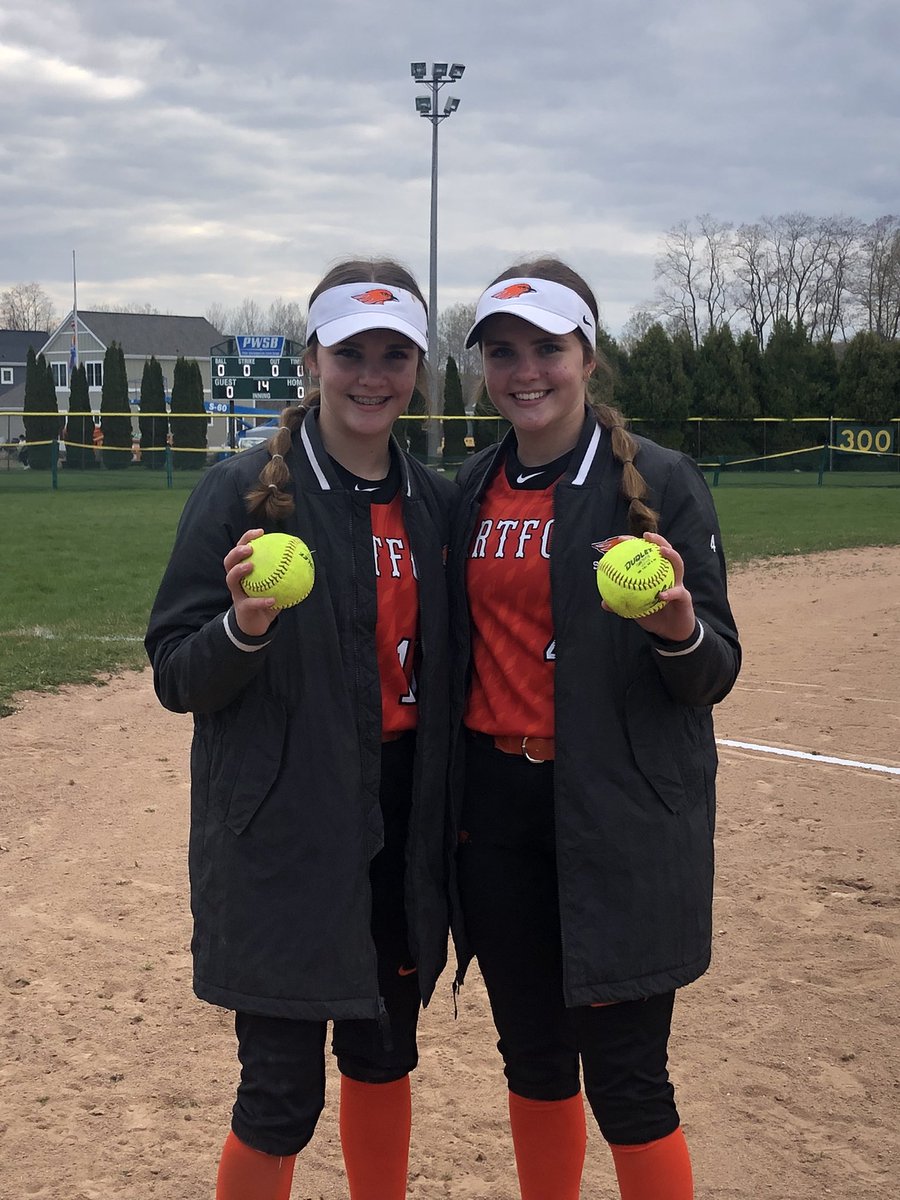 huhssoftball's tweet photo. V won @ Port Washington tonight 15-1. It was the Voss show as @LaurenVoss2026 &amp; @SavannaVoss2026 each hit a 💣! @KratzKacy got the win with Savanna getting her 1st HS save! JV lost 16-12 but Brielle Brander hit 2 💣 s! #nextlevelorioles https://t.co/zFyetOeK4z