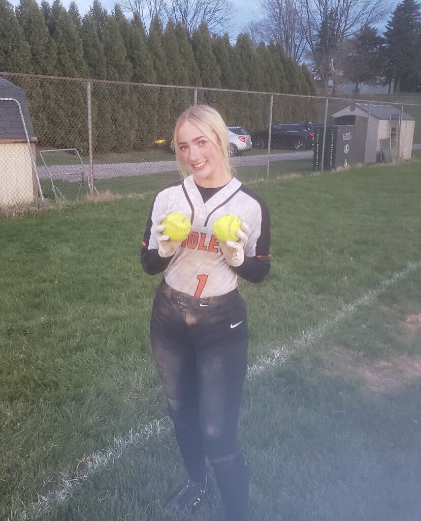 huhssoftball's tweet photo. V won @ Port Washington tonight 15-1. It was the Voss show as @LaurenVoss2026 &amp; @SavannaVoss2026 each hit a 💣! @KratzKacy got the win with Savanna getting her 1st HS save! JV lost 16-12 but Brielle Brander hit 2 💣 s! #nextlevelorioles https://t.co/zFyetOeK4z