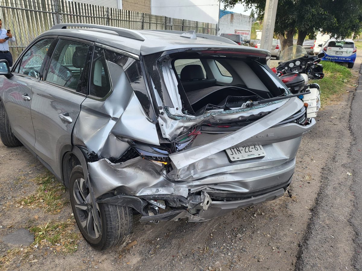 AndyZdeA's tweet photo. @DodgeMX 195 días (6 meses y 15 días) sin nuestra camioneta. Quedan pocas partes por poner para terminar la reparación y no tienen ni si quiera fecha aproximada de cuándo les llegan a #RocaAutomotrizGdl 😞 https://t.co/avkSFy4yIh