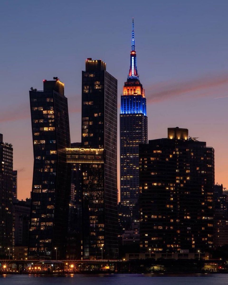 Sparkling in Blue and Orange for the next 30 minutes in celebration of the <a href="/NYIslanders/">New York Islanders</a> Win! 

PC: <a href="/MatthewPugliese/">mattpugs</a>