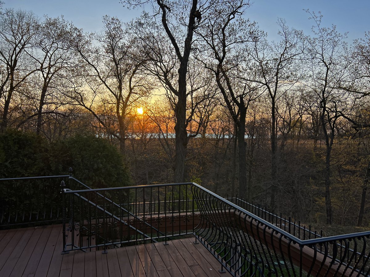 DroNationVideo's tweet image. Its not fun to get up before sunrise or to work into the night, but when we get breathtaking shots like this, it's totes worth it! We love romantic candlelit shots at dusk &amp;amp; beautiful sunrise shots. #artsyvibes #photographer #drone #photolife #artsyfartsy #sunrise #sunset