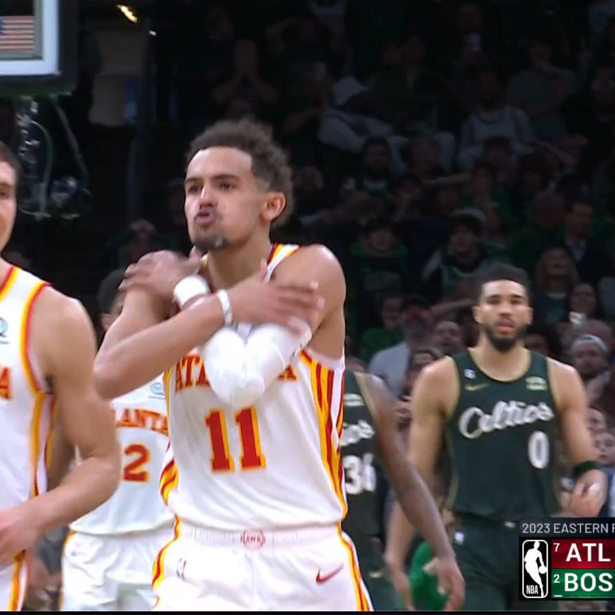 Hay dos tipos de jugadores en cualquier deporte, los cagones y los pijudos.  De los primeros esta lleno, de los segundos hay pocos, y Trae Young es uno de ellos. Garden lleno? No importa, triple de 11 metros y a otra cosa, hay serie.