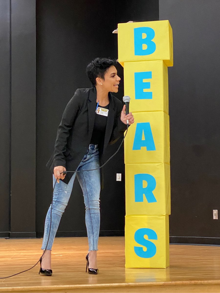 BarwellRdES's tweet photo. For 3rd, 4th &amp; 5th grade students @BarwellRdES the weather was mostly clear. They received their first alert to kick off Career Week and spent time with @KweilynMurphyTV from WTDV learning how to use technology and tools to predict the weather forecast. BEAR news alerts coming! https://t.co/WwGIjrunTR